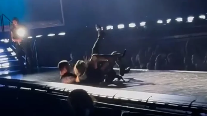 Madonna cade durante il concerto per colpa di un ballerino