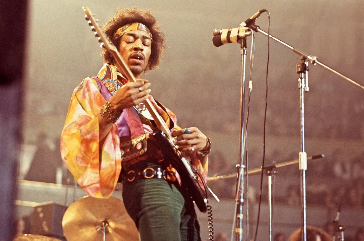 Jimi Hendrix famoso chitarrista, fondatore della propria band anche lui morto a 27, entrando nel Club 27