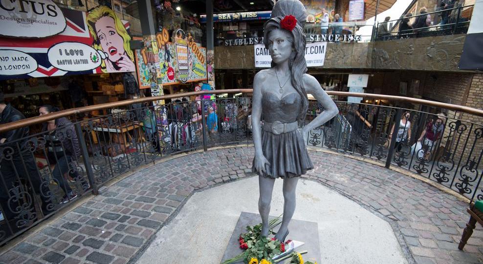 La statua di Amy Winehouse a Camden