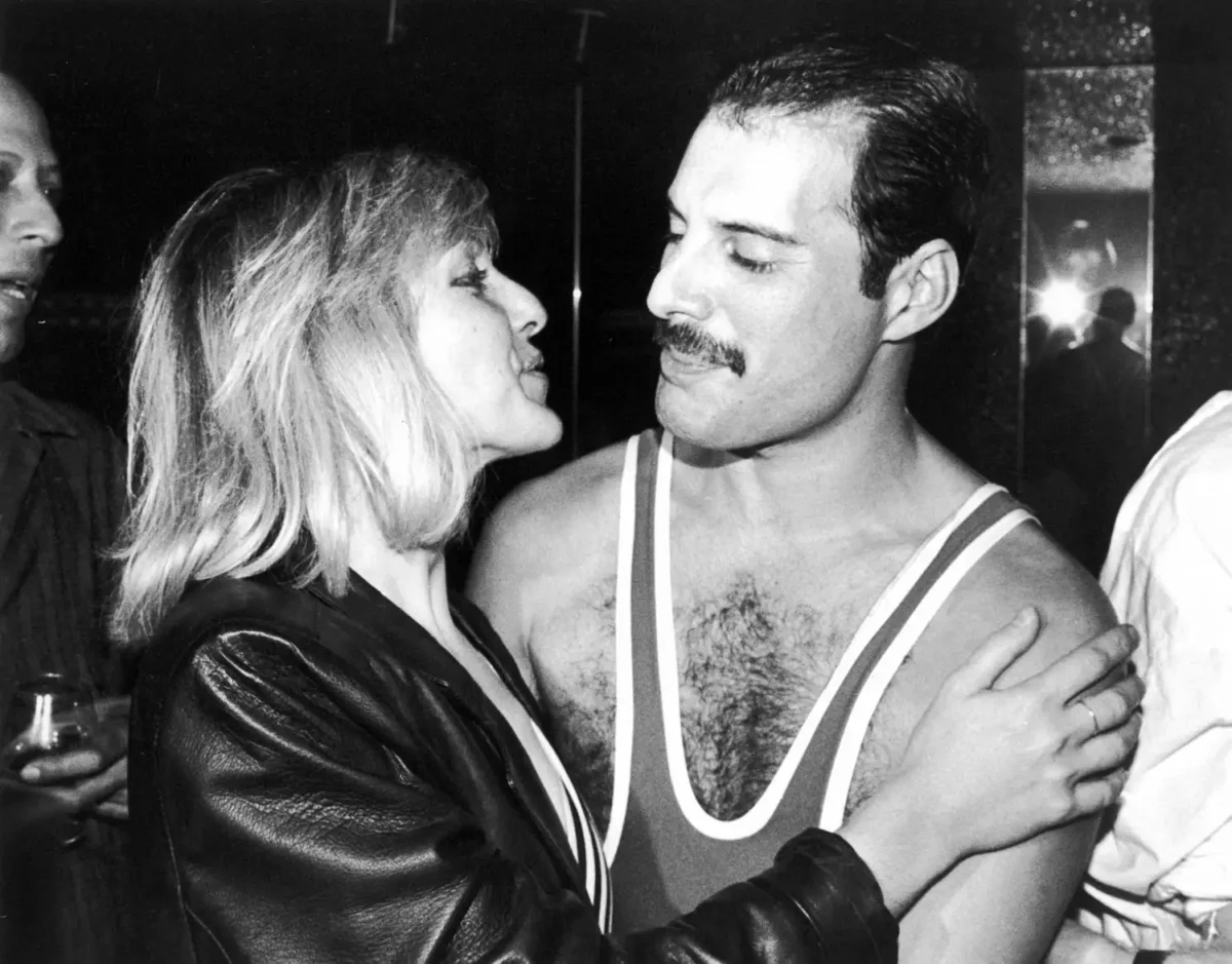 Freddie Mercury e Mary Austin nel 1984. DAVE HOGAN/GETTY