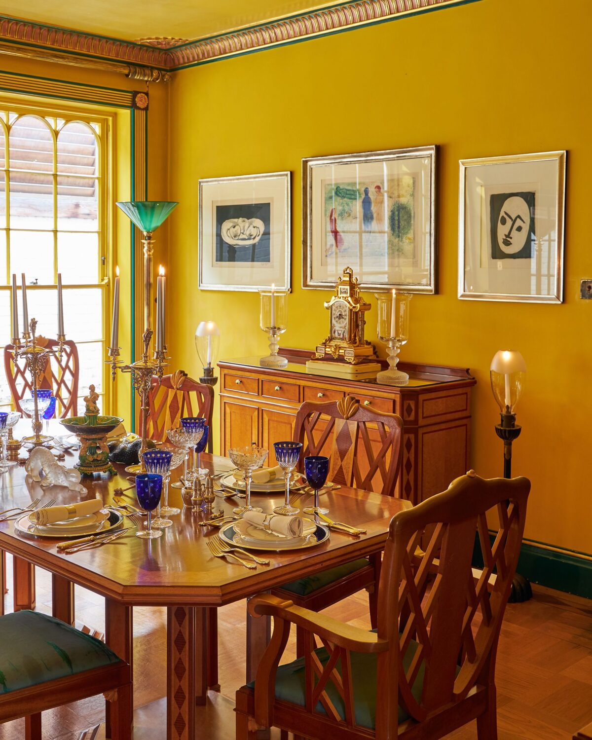 La sala da pranzo della casa, dipinta nel colore preferito di Freddy Mercury