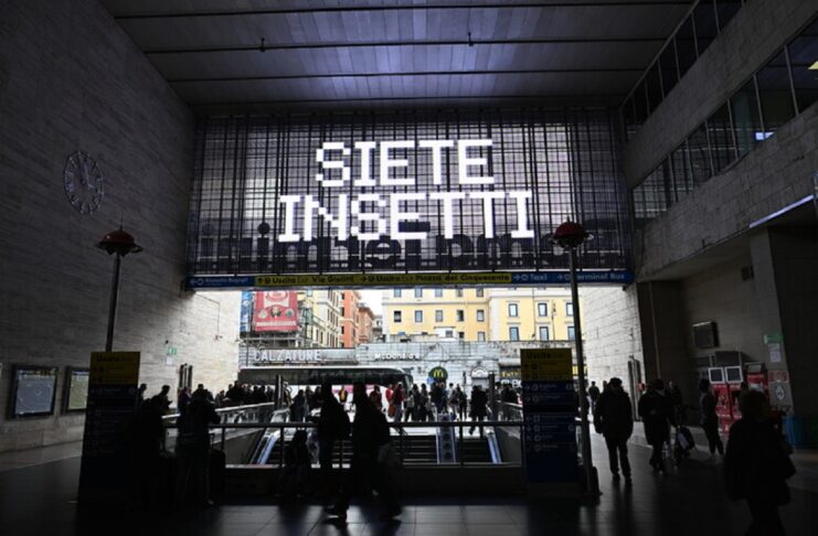 Siete Insetti, Siete Intrappolati" polemiche per la pubblicità di Netflix che fa arrabbiare i pendolari nelle stazioni italiane