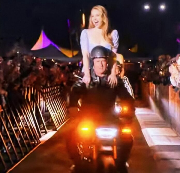 Lana Del Rey: ingresso in moto al concerto di Coachella
