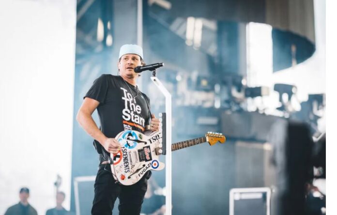 Tom DeLonge dei Blink-182 svela la chitarra Fender 