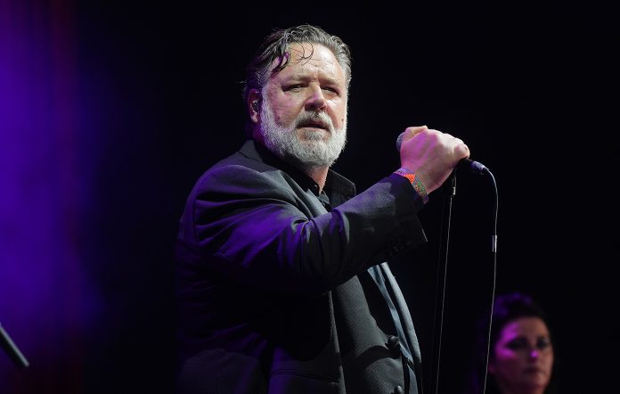 Glastonbury 2024: Russell Crowe suona cover dei Dire Straits e Johnny Cash - video