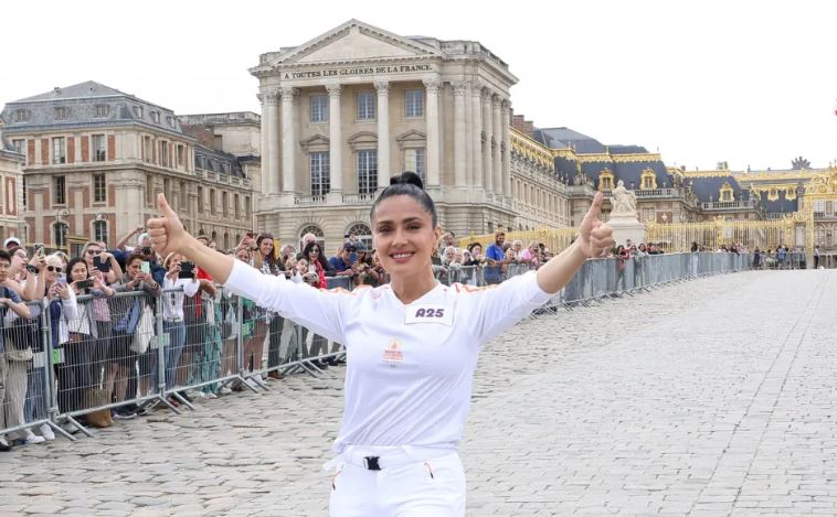 Anche Salma Hayek tra i tedofori di Parigi 2024