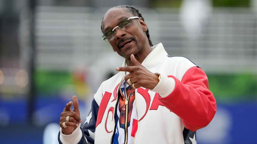 Snoop Dogg porterà la fiamma olimpica durante la cerimonia di apertura di Parigi 2024